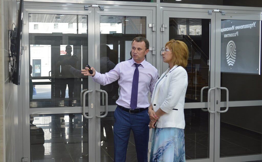 Центр инноваций в социальной сфере приглашает начинающих социальных предпринимателей пройти обучение и получить поддержку. Фото: Артемьев Андрей Вячеславович, руководитель ЦИСС РТ, и Зарипова Эльмира Амировна, министр труда, занятости и социальной защиты РТ. Фото предоставлено из архивов Центра.