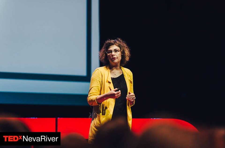Интервью с интернет-исследователем, координатором клуба любителей Интернета и общества Полиной Колозариди. На фото: Полина Колозариди. Фото с конференции TED Neva River.